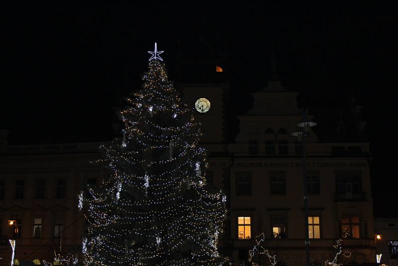 Kladenské Vánoce byly zahájeny, strom rozsvítila s primátorem Lucie Bílá.