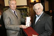 Milan Paumer  jeden ze členů skupiny bratří Mašínů, také získal čstné ocenění od premiéra Topolánka.
