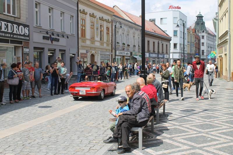 Legendární jízda historických vozidel přilákala opět po roce do Slaného desítky účastníků. První okruh se jel už před pětašedesáti lety.