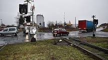 Několik aut uvízlo ve Slaném na železničním přejezdu.