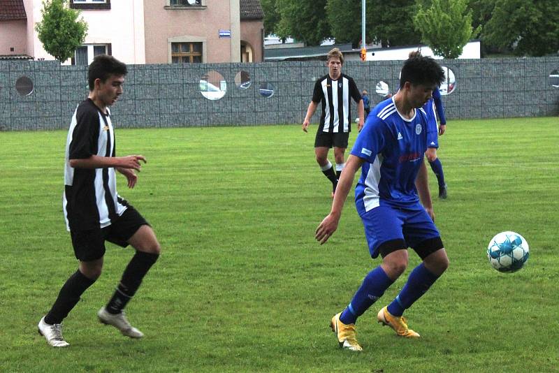 Dorost SK Kladno (v modrém) podlehl v přípravě Admiře Praha 1:4.