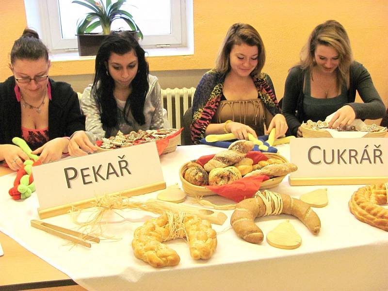 Studentky učebních oborů pekař, cukrář SOŠ a SOU U Hvězdy v Kladně.