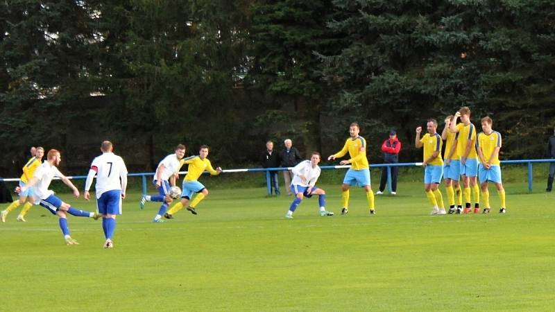 Vyrovnaný zápas I. A třídy vyhráli fotbalisté Velké Dobré (v bílém) - SK Rakovník přehráli 1:0.