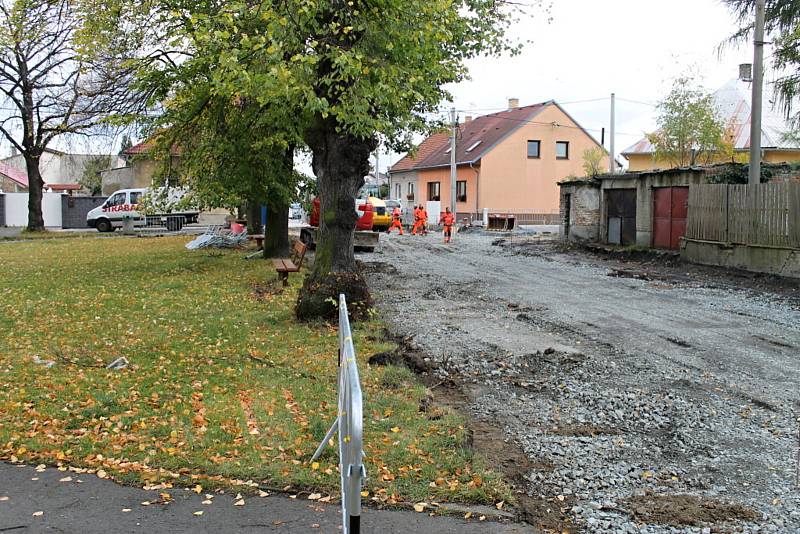 Opravy ve IV. ulici ve Vinařicích jsou hotové.