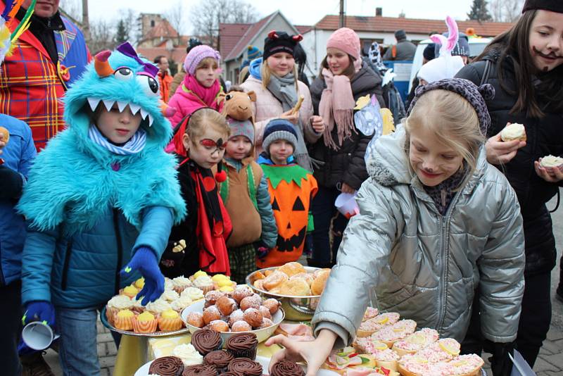 Do ulic se vydala široká škála maškar, nechyběli například tradiční medvědi.