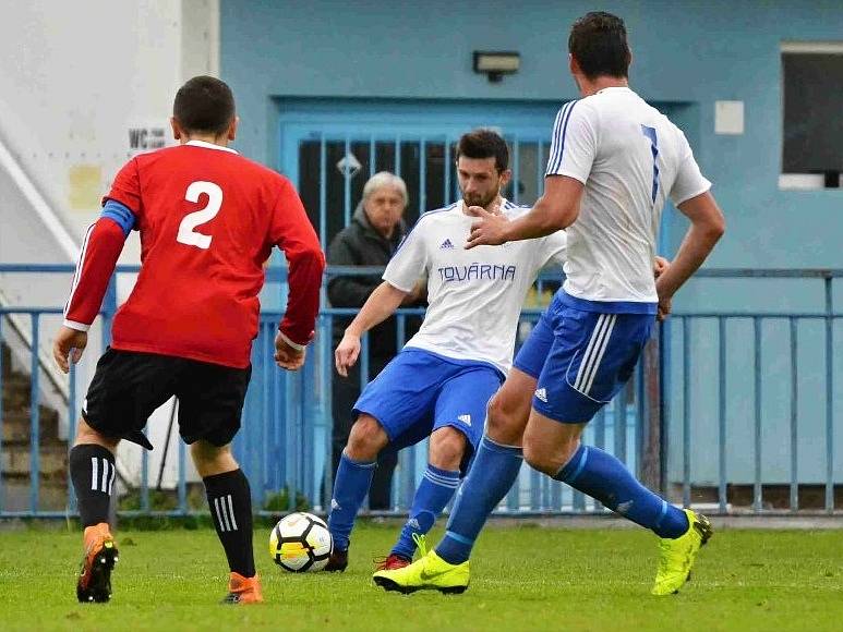 Krajský přebor: Slaný (v bílém) přejelo doma Hvozdnici 6:1.