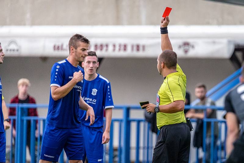 Slaný (v bílém) nečekaně porazilo v divizi Český Brod 2:0.