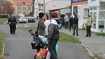 Evakuace tří obchodních domů v Ouvalově ulici u kruhového objezdu ve Slaném trvala řadu hodin. Pomáhali policisté, psovodi strážníci i kriminalisté.