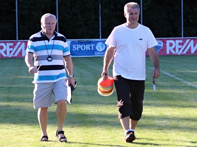Předseda SK Lhota Ivan Horák (vpravo) s trenérem Petrem Caisem. 