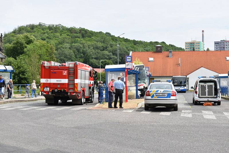 Autobus ve Slaném smetl zastávku, jeden chlapec zemřel.