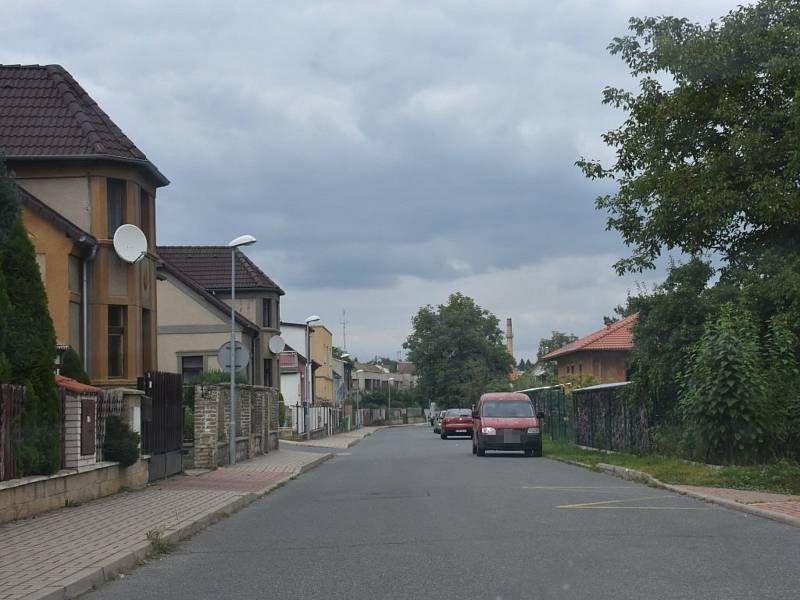 Ulice Na Chmelnici ve Slaném, kde se vážně zranil cyklista bez ochranné přilby.
