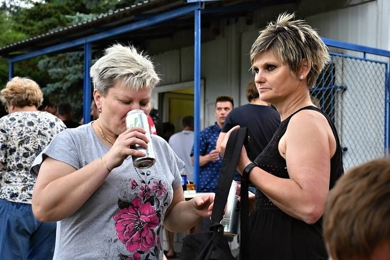 Fotbalový zápas mezi Hvězdnými ženami a Starou gardu mužů ve Zvoleněvsi.