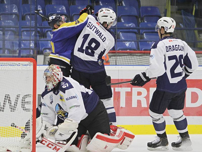 Gutwald se bez zaváhání pustil do souboje se zkušeným Gengelem  // Rytíři Kladno – HC Slovan Ústečtí Lvi 3:1, 1.hokejová liga 2014-15 /29. 11. 2014