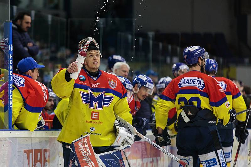 České Budějovice porazily Kladno (v modrém) na jeho ledě a snížily stav série na 1:3.