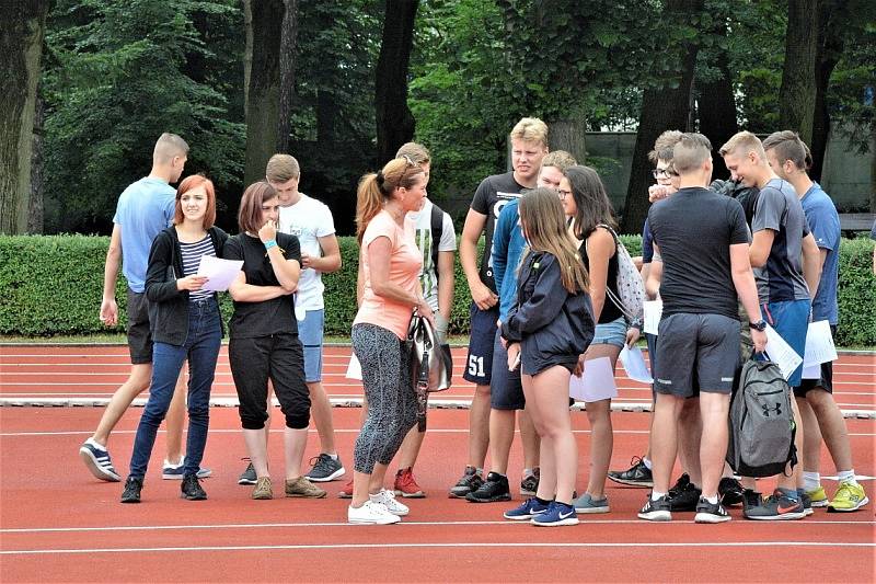 Přes bariéry s policií.