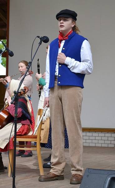 Nedělní program folklorního festivalu v místním amfiteátru.