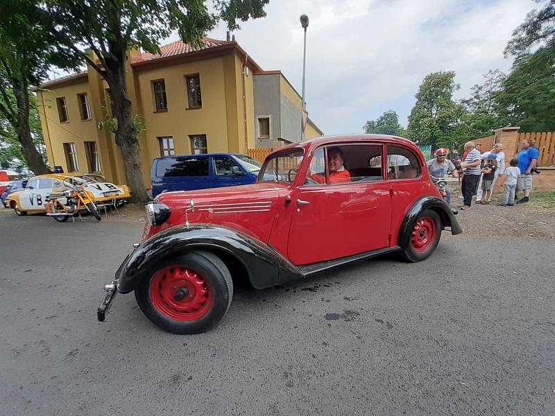 Do Hříškova dorazil na jubilejní veteránský sraz rekordní počet vozidel. Přijela i herečka Obermaierová