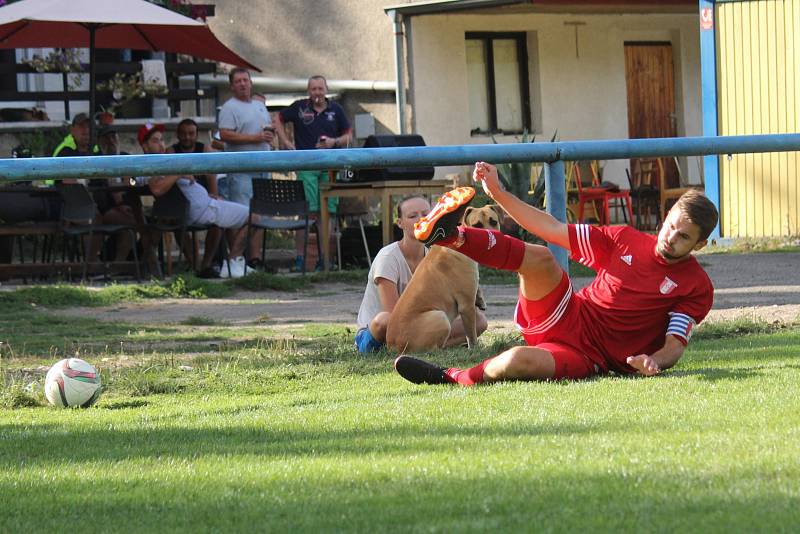 Nováček krajského přeboru Libušín (v červeném) v prvním kole nečekaně doma přehrál obhájce prvenství Poříčí 3:2 na penalty.