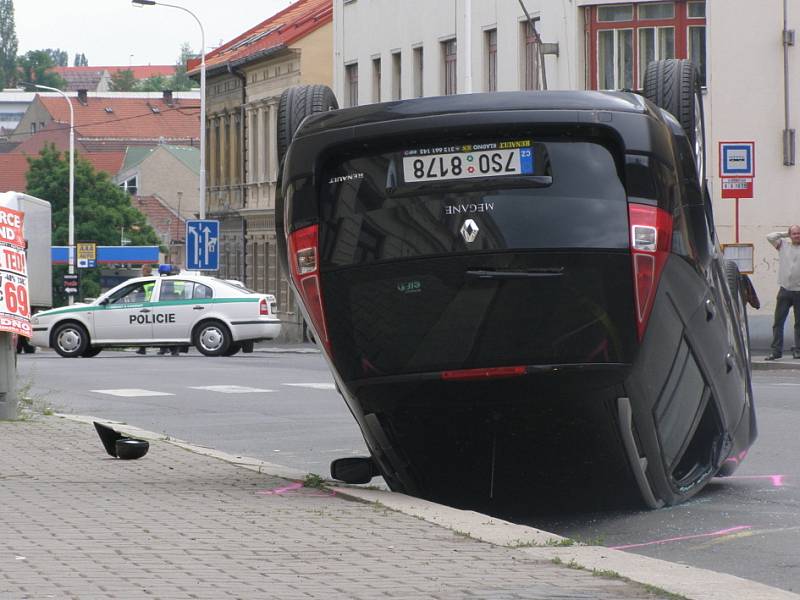 Nehoda se stala v ulici Gen. Klapálka. Provoz zde musela odklánět policie.