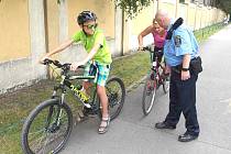 STRÁŽNÍCI MĚSTSKÉ POLICIE KLADNO upozorňovali na cestě u koupaliště cyklisty na případné nedostatky jejich  kol. 
