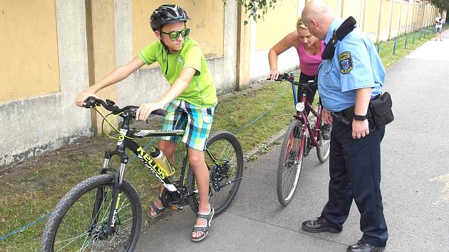 STRÁŽNÍCI MĚSTSKÉ POLICIE KLADNO upozorňovali na cestě u koupaliště cyklisty na případné nedostatky jejich  kol. 