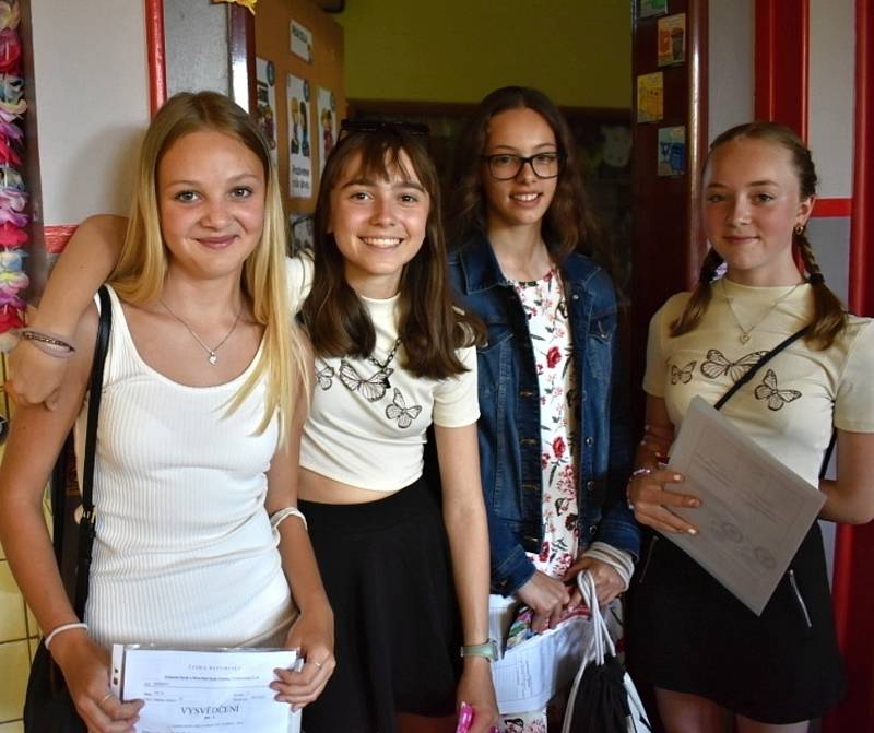 Na Kladensku už mají někteří školáci prázdniny, stovky dětí si převzaly vysvědčení tento pátek.