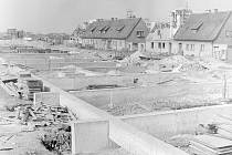Demolice části německého protektorátního Siedlungu a jeho nahrazení panelovým sídlištěm na Sítné v  70. letech z archivu Tomáše Roučka