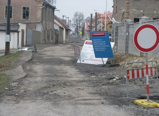 Velvarská ulice v Kladně-Švermově v době nekonečné rekonstrukce.