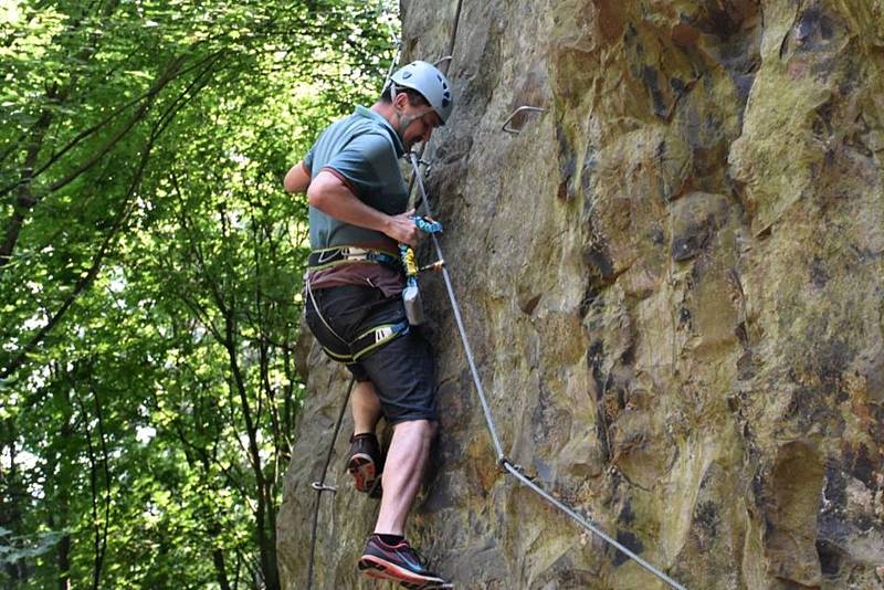 Slavnostní otevření nových stezek se uskutečnilo na Slánské hoře o uplynulém víkendu. Mezi první si via ferratu vyzkoušel i starosta Martin Hrabánek.