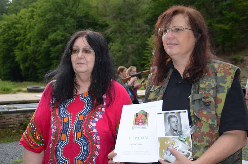 Střelecká soutěž ze samopalu na počest válečné veteránky Vandy Biněvské.
