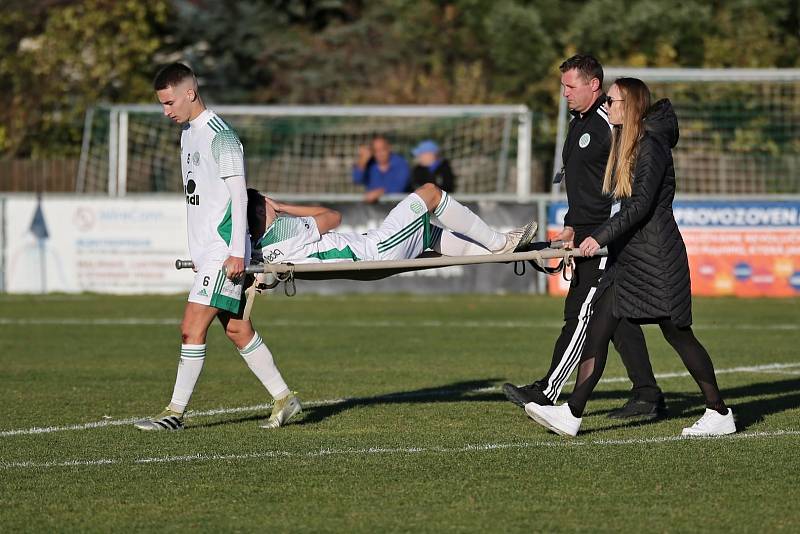 V samém závěru se při odkopu zranil Vojtěch Mentberger //Sokol Hostouň - 1. FK Příbram B 3:4 (0:4), FORTUNA:ČFL, 24.10.2021