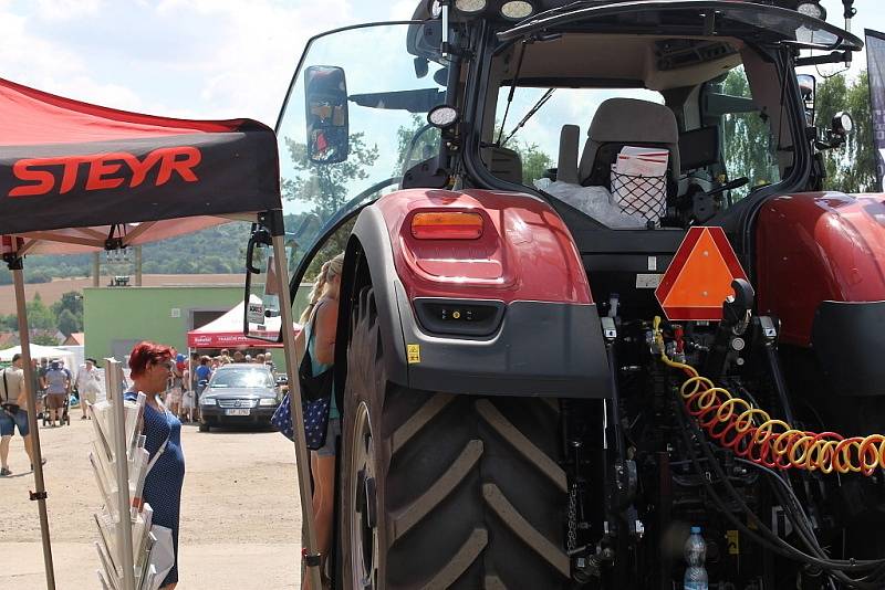 Polní den se konal ve družstvu Agra Řisuty na pracovišti v Ledcích.