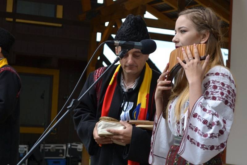 Nedělní program folklorního festivalu v místním amfiteátru.