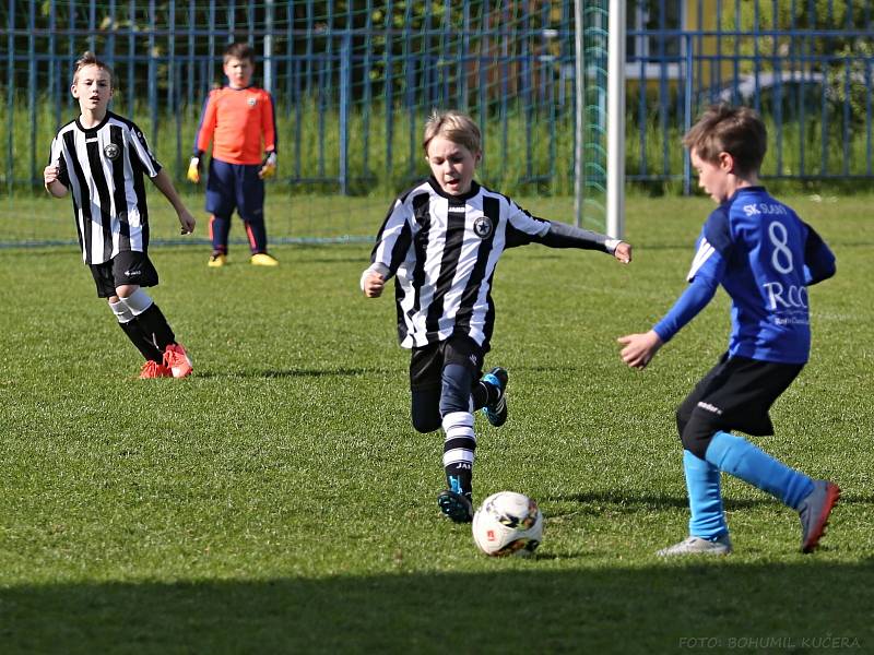 Do souboje jde Honza Trnobranský // Slaný A - Buštěhrad 4:2 (2:2) / Ml. přípravka Okr. soutěž, sk. A, 14. kolo, 10. 5. 2017