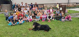 Kladenští strážníci navštívili děti na letním táboře v Libušíně. Foto: MP Kladno