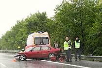 Na dálnici u Kladna havarovala dvě auta a sanita, čtyři lidé byli zraněni.