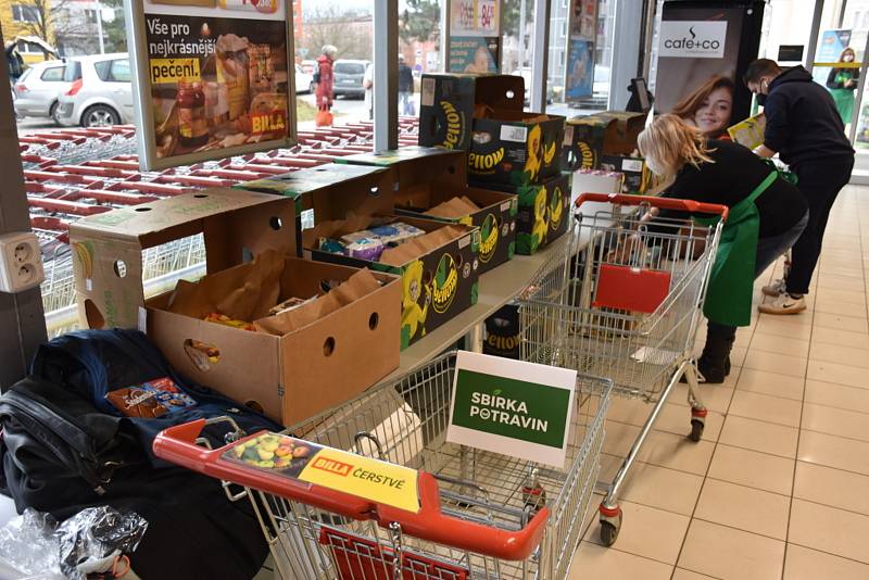 K celostátní Sbírce potravin se připojily i dva obchodní řetězce ve Slaném, Billa a Kaufland.