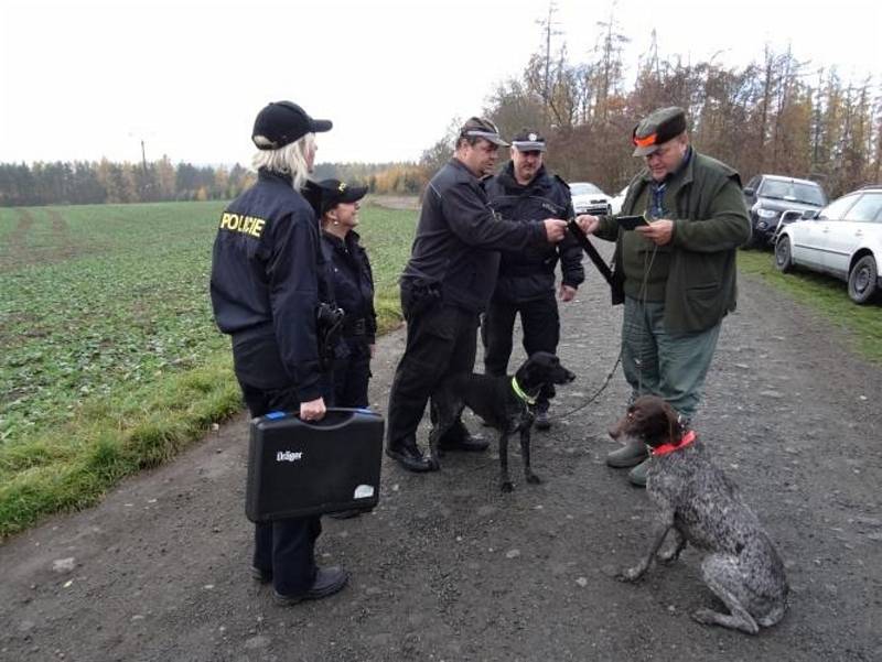 Policejní kontroly při honech.