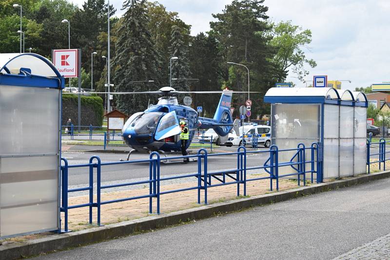 Autobus ve Slaném smetl zastávku, jeden chlapec zemřel.