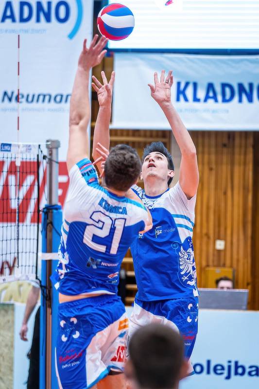 Volejbalové Kladno (v modrém) podlehlo pražským Lvům také v předsilvestrovské odvetě, 1:3.