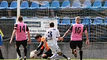 Vyložená šance Bartoše zůstavá nevyužita // SK Kladno - FK Roudnice nad Labem 1:2, utkání 23.k. CFL. ligy 2011/12, hráno 14.4.2012