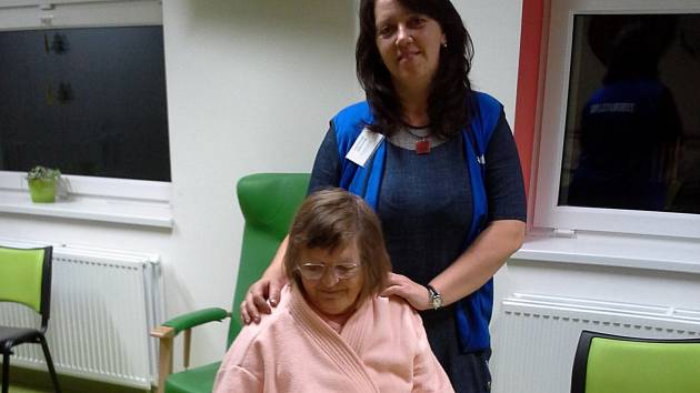 IRENA JIROVSKÁ (stojící) navštěvuje ve svém volném čase pacienty, aby jim zpříjemnila pobyt v kladenské nemocnici.