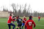 Velvary (v červeném) porazily doma v přípravě  Chomutov 2:0.