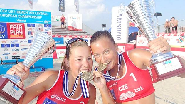 ELIŠKA GÁLOVÁ a Hana Třešňáková po získání bronzových medailí na mistrovství Evropy.
