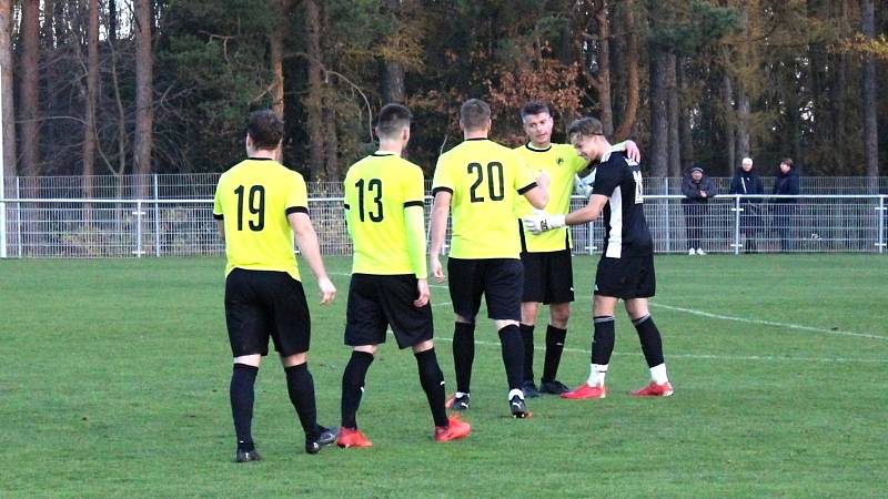 Krajský přebor: v zápase Doksy (ve žlutém) - Beroun šlo o dost, domácí ale byli lepší a vyhráli 1:0.