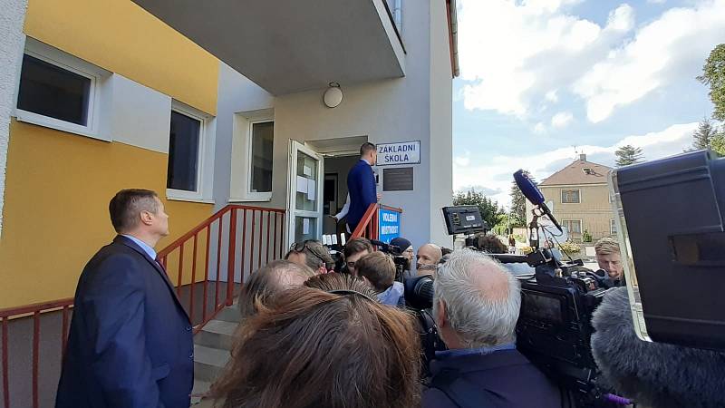 Kolem volební místnosti v budově školy v Lánech, kam přijel volit prezident Miloš Zeman, panovala přísná bezpečnostní opatření