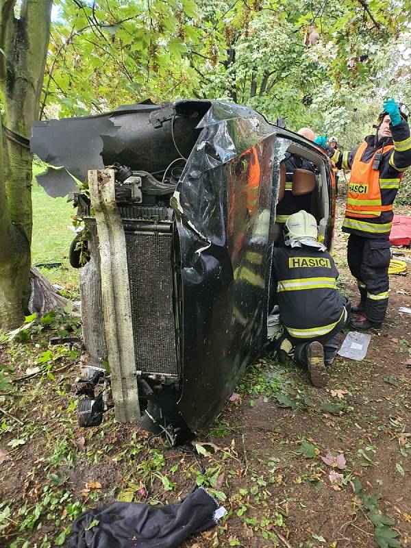 Nehoda na dálnici D7, při které Audi vyletělo ze silnice.