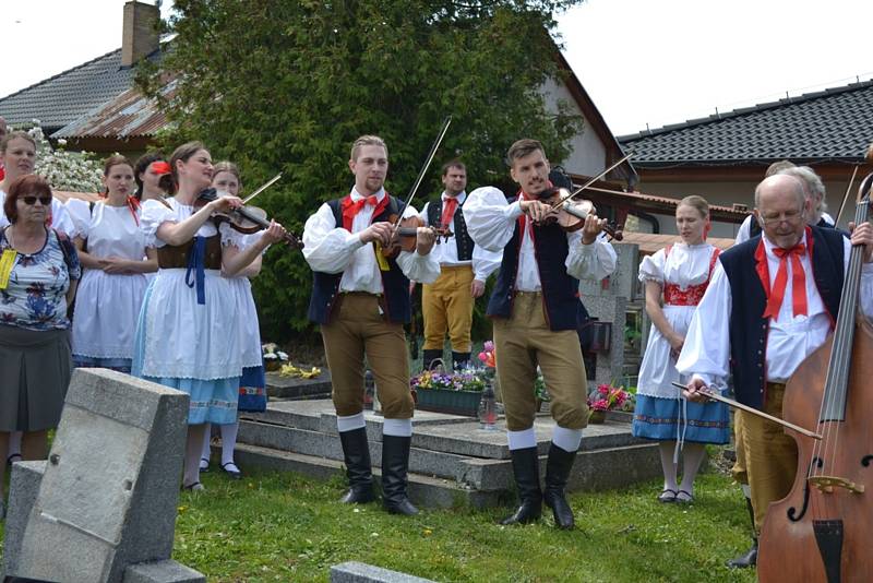 Ze středočeského folklorního festivalu Tuchlovická pouť.