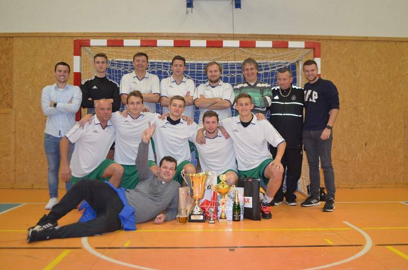 Fotbaloví rozhodčí si zahráli halový turnaj v Unhošti.