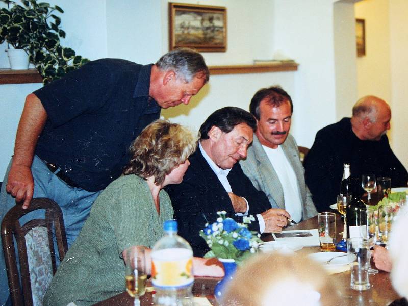 Fotografie z roku 2002, kdy Václav Hrabák zpěváka hostil.